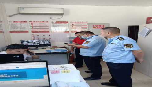 江油市市場監(jiān)管局到陳塘關加油站開展計量專項檢查(圖1)